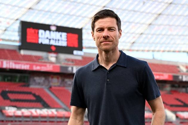 Sport Bilder des Tages 11.05.2025, xjrdrx, Fussball 1.Bundesliga, Bayer 04 Leverkusen - Borussia Dortmund v.l. Trainer Xabi Alonso (Bayer Leverkusen) im Hintergrund auf der Anzeigetafel steht Danke für alles (DFL DFB REGULATIONS PROHIBIT ANY USE OF PHOTOGRAPHS as IMAGE SEQUENCES and or QUASI-VIDEO) Leverkusen