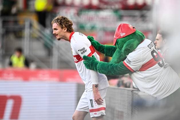 Bilder des Jahres 2025, Sport 05 Mai Sport Themen der Woche KW19 Sport Bilder des Tages Nick Woltemade (VfB Stuttgart) enttaeusscht waehrend des Spiels der 1. Bundesliga zwischen VfB Stuttgart und FC Augsburg, MHPArena Stuttgart am 11. May 2025 in Stuttgart, Deutschland. (Foto von Harry Langer DeFodi Images) +++ Nick Woltemade (VfB Stuttgart) looks dejected during the Bundesliga match between VfB Stuttgart and FC Augsburg at MHPArena Stuttgart on May 11, 2025 in Stuttgart, Germany. (Photo by Harry Langer DeFodi Images) DFL regulations prohibit any use of photographs as image sequences and or quasi-video. (Photo by Harry Langer DeFodi Images) DFL regulations prohibit any use of photographs as image sequences and or quasi-video.