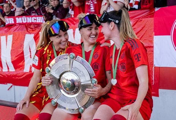Bilder des Jahres 2025, Sport 05 Mai Sport Themen der Woche KW19 Sport Bilder des Tages Glodis Perla Viggosdottir (FC Bayern Muenchen Frauen, 4), Georgia Stanway (FC Bayern Muenchen Frauen, 31) und Sarah Zadrazil (FC Bayern Muenchen Frauen, 25) mit Meisterschale vor der Fankurve FC Bayern Muenchen Frauen vs. SGS Essen 1968, Fussball, Google Pixel Frauen-Bundesliga, 22. Spieltag, Saison 2024 2025, 11.05.2025. (DFL DFB REGULATIONS PROHIBIT ANY USE OF PHOTOGRAPHS as IMAGE SEQUENCES and or QUASI-VIDEO). FC Bayern Muenchen Frauen vs. SGS Essen 1968, Fussball, Google Pixel Frauen-Bundesliga, 22. Spieltag, Saison 2024 2025, 11.05.2025. Muenchen Copyright: xEibner-Pressefoto HeikexFeinerx EP_HFR