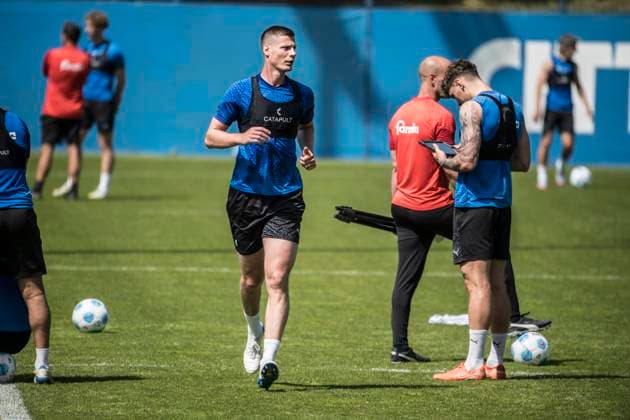 14.05.2025, Fußball, Herren, 1.BL, Saison 2024 2025, Training Holstein Kiel Patrick Erras freht seine Runde, Nicolai Remberg prüft seine Daten auf dem Tablett Kiel, Projensdorf Projensdorf, Trainigsplatz, Kuns Schleswig-Holstein Deutschland