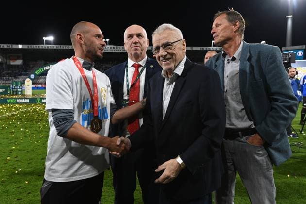 Finale ceskeho fotbaloveho poharu MOL Cupu: SK Sigma Olomouc - AC Sparta Praha, 14. kvetna 2025, Olomouc. Zleva asistent trenera Olomouce Michal Veprek, generalni manazer Jiri Ficner, byvaly trener Petr Ulicny a byvaly hrac klubu Petr Mrazek. (CTKxPhoto LudekxPerina) CTKPhotoP2025051409510  CTKPhotoP2025051409510