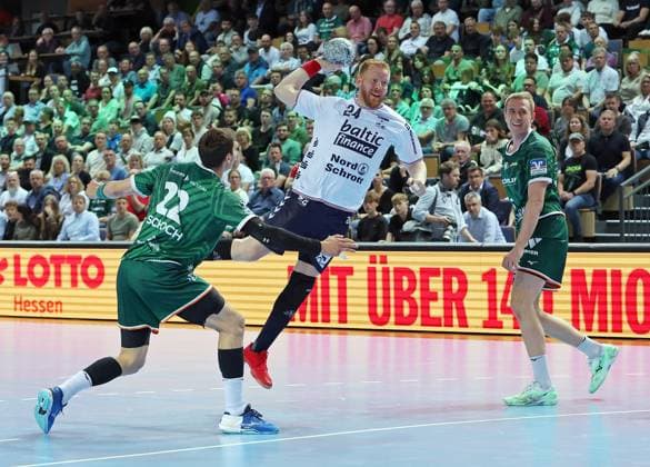 15.05.2025, xovx, Handball DAIKIN Handball-Bundesliga, HSG Wetzlar - SG Flensburg-Handewitt v.l. Jona Schoch (HSG Wetzlar), Jim Gottfridsson (SG Flensburg-Handewitt), Rasmus Meyer Ejlersen (HSG Wetzlar) Wetzlar Buderus-Arena Hessen Deutschland (DE)