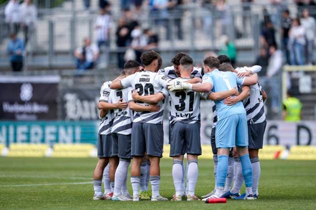 Spieler vom SV Sandhausen (SVS), schwören sich mit einem Mannschaftskreis vor dem Anpfiff ein, Kreis, Teamkreis, Konzentration, Kameradschaft, Ansprache, Motivation, 17.05.2025, Sandhausen (Deutschland), Fussball, 3. Liga, SV Sandhausen - FC Viktoria Köln, DFB DFL REGULATIONS PROHIBIT ANY USE OF PHOTOGRAPHS AS IMAGE SEQUENCES AND OR QUASI-VIDEO.