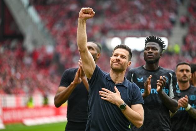 Bilder des Jahres 2025, Sport 05 Mai Sport Themen der Woche KW20 Sport Bilder des Tages Xabi Alonso (Bayer 04 Leverkusen, Trainer) verabschiedet sich von den Fans. GER, 1. FSV Mainz 05 vs. Bayer 04 Leverkusen Fussball, 1. Bundesliga, 34. Spieltag, Saison 2024 2025, 17.05.2025. DFL REGULATIONS PROHIBIT ANY USE OF PHOTOGRAPHS as IMAGE SEQUENCES and or QUASI-VIDEO. GER, 1. FSV Mainz 05 vs. Bayer 04 Leverkusen Fussball, 1. Bundesliga, 34. Spieltag, Saison 2024 2025, 17.05.2025. Mainz Copyright: xEibner-Pressefoto FlorianxWiegandx EP_FWD