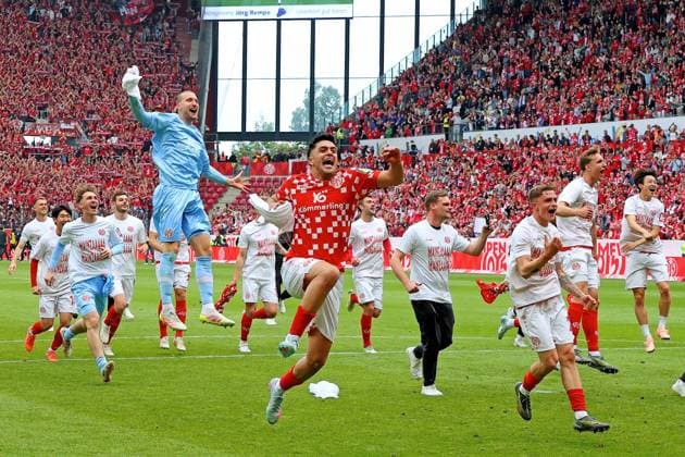 Bilder des Jahres 2025, Sport 05 Mai Sport Themen der Woche KW20 Mainz, Deutschland 17. Mai 2025: 1. BL - 2024 2025 - FSV Mainz 05 vs. Bayer 04 Leverkusen Im Bild: Mainzer Spieler feiern ausgelassen den Einzug nach Europa. DFL regulations prohibit any use of photographs as image sequences and or quasi-video Mewa Arena Rheinland - Pfalz Copyright: xFotostandx xRacochax