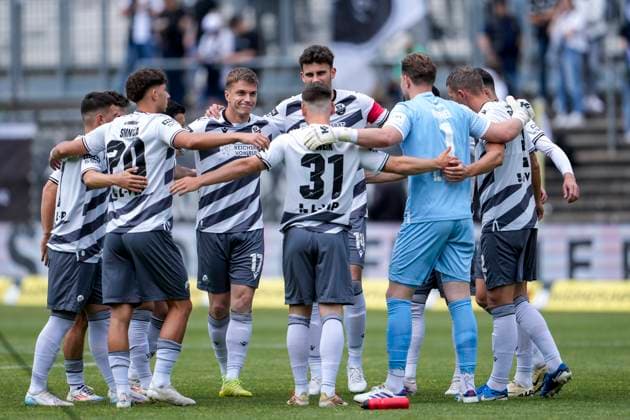 Spieler vom SV Sandhausen (SVS), schwören sich mit einem Mannschaftskreis vor dem Anpfiff ein, Kreis, Teamkreis, Konzentration, Kameradschaft, Ansprache, Motivation, 17.05.2025, Sandhausen (Deutschland), Fussball, 3. Liga, SV Sandhausen - FC Viktoria Köln, DFB DFL REGULATIONS PROHIBIT ANY USE OF PHOTOGRAPHS AS IMAGE SEQUENCES AND OR QUASI-VIDEO.