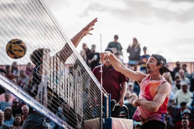Bilder des Jahres 2025, Sport 05 Mai Sport Themen der Woche KW20 Sport Bilder des Tages Beachvolleyball Männer Allianz German Beach Tour 2025 Tourstop Düsseldorf 17.05.2025 Jannik Kühlborn beim Angriff Düsseldorf Robert-Lehr-Ufer Nordrhein-Westfalen Deutschland
