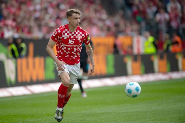 Nikolas VERATSCHNIG (MZ) Aktion, Einzelaktion, 1.FSV Mainz 05 (MZ) -Bayer Leverkusen (LEV) 2-2 Fussball 1. Bundesliga Saison 2024 2025, 34.Spieltag, Spieltag34, am 17.05.2025, MEWA Arena Mainz. Â