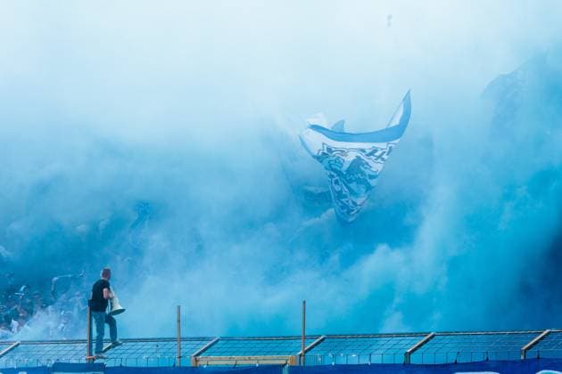 Bilder des Jahres 2025, Sport 05 Mai Sport Themen der Woche KW20 Sport Bilder des Tages Blaue Rauchschwaden ueber der Westkurve, verursacht von 1860 Muenchen - Fans. Fussball, 1860-Aue 1:1. 3.Fußball Liga, TSV 1860 München - Erzgebirge Aue, 38.Spieltag, Saison 2024-2025, am 17.05.2025 in Muenchen, S T A D I O N A N D E R G R U E N W A L D E R S T R A S S E, Deutschland. Quelle Copyright Credit : Oryk HAIST