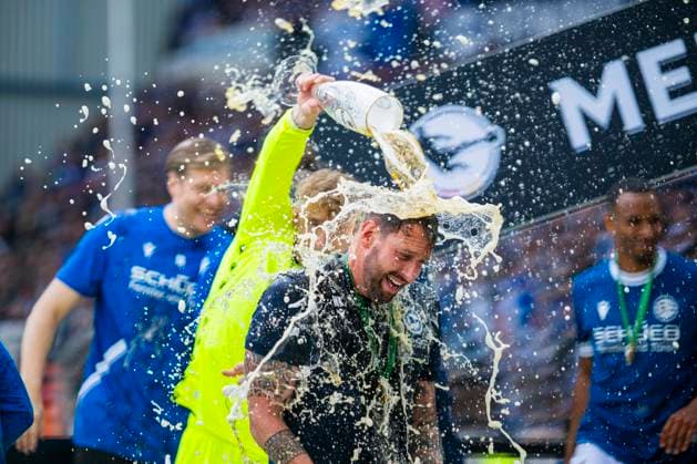 Bilder des Jahres 2025, Sport 05 Mai Sport Themen der Woche KW20 Sport Bilder des Tages 17.05.2025 - Fußball, 2024 2025, 3. Liga, 38. Spieltag, DSC Arminia Bielefeld - SV Waldhof Mannheim: Mitch, Michel Kniat (Trainer - Bielefeld) mit einer Bierdusche DFB REGULATIONS PROHIBIT ANY USE OF PHOTOGRAPHS AS IMAGE SEQUENCES AND OR QUASI-VIDEO. Bielefeld Nordrhein-Westfalen Deutschland Schüco Arena