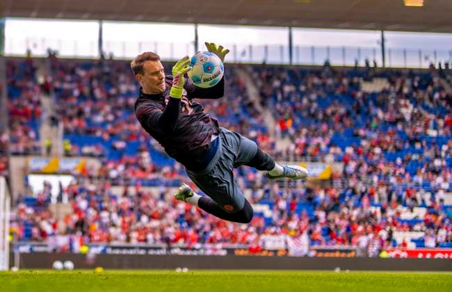 17.05.2025, Fussball 1. Bundesliga 2024 2025, 34. Spieltag, TSG 1899 Hoffenheim - FC Bayern München, In der Pre-Zero-Arena Sinsheim. Torwart Manuel Neuer (FC Bayern München) hechtet zum Ball beim Aufwärmen.