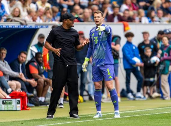 17.05.2025, Fussball 1. Bundesliga 2024 2025, 34. Spieltag, TSG 1899 Hoffenheim - FC Bayern München, In der Pre-Zero-Arena Sinsheim. Trainer Vincent Kompany (FC Bayern München) mit Torwart Manuel Neuer (FC Bayern München) am Spielfeldrand