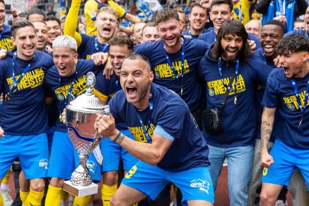 Bilder des Jahres 2025, Sport 05 Mai Sport Themen der Woche KW20 Sport Bilder des Tages Erfurt , 180525 , Fussball Regionalliga Nordost FC Rot Weiss Erfurt - Lok Leipzig im Bild: Lok Leipzig feiert die Meisterschaft der Regionalliga Nordost , mit Pokalübergabe an Kapitän Djamal Ziane , Meisterfeier , Meisterschaft Meisterpokal