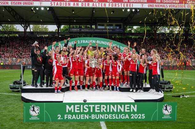 Bilder des Jahres 2025, Sport 05 Mai Sport Themen der Woche KW20 Sport Bilder des Tages Fußball, Frauen, Saison 2024 2025, 2. Frauen-Bundesliga (26. Spieltag), 1. FC Union Berlin - FSV Gütersloh, anschließende Ehrung der Union-Frauen als Meisterinnen der 2. Bundesliga, im Bild: Lisa Heiseler (1. FC Union) streckt die Meisterschale in die Luft, 18.05. 2025, Copyright: xMatthiasxKochx