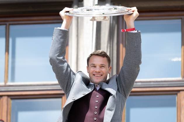 Manuel Neuer 1 (FC Bayern Muenchen) mit der Meisterschale, Meisterfeier, Rathausbalkon, FC Bayern Muenchen und FC Bayern Frauen, Fussball, 18.05.2025 DFB regulations prohibit any use of photographs as image sequences and or quasi-video Muenchen Bayern Deutschland