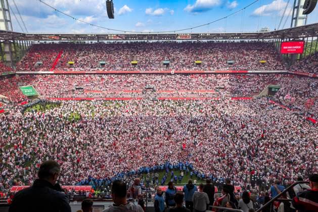 Bilder des Jahres 2025, Sport 05 Mai Sport Themen der Woche KW20 Sport Bilder des Tages Fußball: 2. Bundesliga, 1. FC Köln - 1. FC Kaiserslautern, 34. Spieltag, RheinEnergieStadion. Platzsturm nach dem Schlusspfiff und dem Aufstieg des 1. FC Köln.