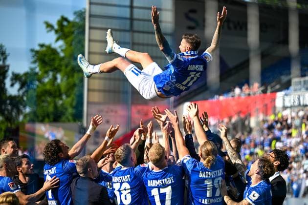 Bilder des Jahres 2025, Sport 05 Mai Sport Themen der Woche KW20 Sport Bilder des Tages Tobias Kempe (SV Darmstadt 98, 11) Wird von der Mannschaft verabschiedet, GER, SV Darmstadt 98 vs. SSV Jahn Regensburg, 2. Bundesliga, Fussball, 34. Spieltag, Saison 2024 2025, 18.05.2025. DFL REGULATIONS PROHIBIT ANY USE OF PHOTOGRAPHS as IMAGE SEQUENCES and or QUASI-VIDEO. GER, SV Darmstadt 98 vs. SSV Jahn Regensburg, 2. Bundesliga, Fussball, 34. Spieltag, Saison 2024 2025, 18.05.2025. Darmstadt Copyright: xEibner-Pressefoto FlorianxWiegandx EP_FWD