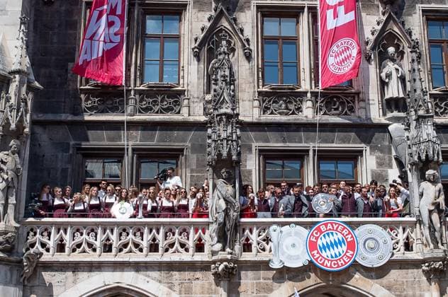 Bilder des Jahres 2025, Sport 05 Mai Sport Themen der Woche KW20 Sport Bilder des Tages Die beiden Teams feiern die Meisterschaften und den Pokalsieg der Frauen auf dem Balkon des Muenchner Rathauses mit ihren Trophaeen Empfang und Meisterehrung FC Bayern Muenchen Maenner und Frauen, Fussball, Bundesliga, Saison 2024 2025, 18.05.2025. Empfang und Meisterehrung FC Bayern Muenchen Maenner und Frauen, Fussball, Bundesliga, Saison 2024 2025, 18.05.2025. Muenchen Copyright: xEibner-Pressefoto HeikexFeinerx EP_HFR