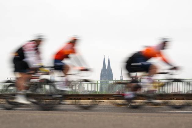 Bilder des Jahres 2025, Sport 05 Mai Sport Themen der Woche KW20 Sport Bilder des Tages Radsport, 107. Rund um Köln, 18.05.2025 Die Jedermänner auf der Severinsbrücke Köln Nordrhein-Westfalen Deutschland Copyright: xMarcelxHilgerx