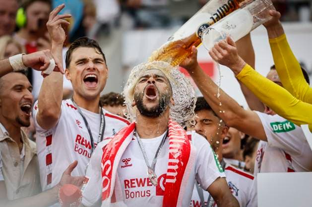 Bilder des Jahres 2025, Sport 05 Mai Sport Themen der Woche KW20 Sport Bilder des Tages 2.? ?Fußball Bundesliga, 1. FC Köln - 1. FC Kaiserslautern, 18.05.2025 Linton Maina (1. FC Köln, 37) bekommt eine Bierdusche; 34. Spieltag der 2. Fußball-Bundesliga, 2.? ?Fußball Bundesliga, 1. FC Köln - 1. FC Kaiserslautern am 18.05.2025 im RheinEnergie-Stadion in Köln. DIE DFL-VORSCHRIFTEN VERBIETEN JEDE VERWENDUNG VON FOTOS ALS BILDSEQUENZEN UND ODER QUASI-VIDEO. Copyright: xBEAUTIFULxSPORTS AxelxKohringx