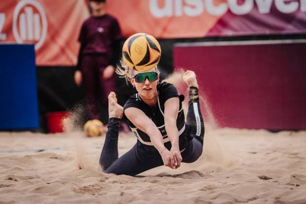 Bilder des Jahres 2025, Sport 05 Mai Sport Themen der Woche KW20 Sport Bilder des Tages Beachvolleyball Frauen Allianz German Beach Tour 2025 Tourstop Düsseldorf 18.05.2025 Tabea Schwarz springt zum Ball Düsseldorf Robert-Lehr-Ufer Nordrhein-Westfalen Deutschland