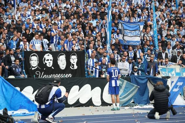 Bilder des Jahres 2025, Sport 05 Mai Sport Themen der Woche KW20 18.05.2025, xtgx, Fussball 2. Bundesliga, Hertha BSC Berlin - Hannover 96 emspor, v.l. Herthas Fans verabschieden Ibrahim Maza (Hertha, 10) (DFL DFB REGULATIONS PROHIBIT ANY USE OF PHOTOGRAPHS as IMAGE SEQUENCES and or QUASI-VIDEO) Berlin