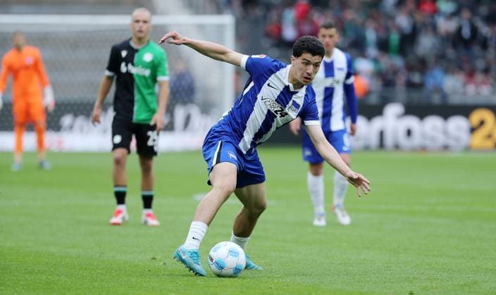 Ibrahim Maza am Ball Einzelbild Freisteller Aktion Fußball Fussball DFL 2.Bundesliga Herren 34. Spieltag Saison 2024 2025 18.05.2025 Hertha BSC Berlin vs. Hannover 96 DFL regulations prohibit any use of photographs as image sequences and or quasi-video