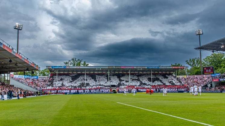 Cottbus, Deutschland 17. Mai 2025: 3. Liga - 2024 2025 - FC Energie Cottbus vs. FC Ingolstadt Im Bild: Die Fans von Energie Cottbus mit Choreo vor Beginn des Spiels. DFB regulations prohibit any use of photographs as image sequences and or quasi-video. LEAG Energie Stadion Brandenburg Copyright: xFotostandx xSchäferx