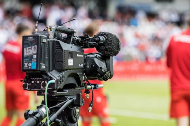 Cottbus, Deutschland 17. Mai 2025: 3. Liga - 2024 2025 - FC Energie Cottbus vs. FC Ingolstadt Im Bild: Kamera, Kameramann, Live-Übertragung, Fernsehen, TV, Übertragung, Host, Video, Stream, Live-Stream DFB regulations prohibit any use of photographs as image sequences and or quasi-video. LEAG Energie Stadion Brandenburg Copyright: xFotostandx xWeilandx