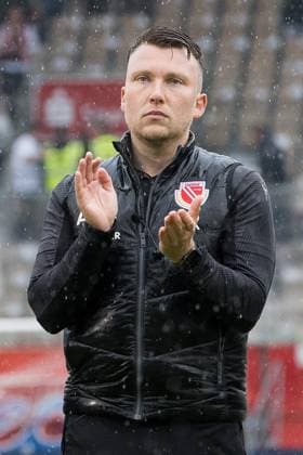 Cottbus, Deutschland 17. Mai 2025: 3. Liga - 2024 2025 - FC Energie Cottbus vs. FC Ingolstadt Im Bild: Co-Trainer Tobias Röder Roeder (Energie Cottbus) DFB regulations prohibit any use of photographs as image sequences and or quasi-video. LEAG Energie Stadion Brandenburg Copyright: xFotostandx xWeilandx