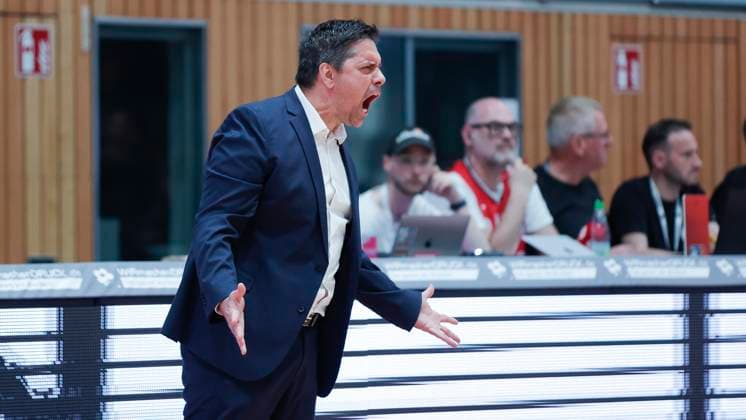 Im Bild: Head-Coach Sasa Filipovski (Wuerzburg Baskets) feuert seine Mannschaft an 21.05.2025,FIT-One Wuerzburg Baskets vs. Basketball Loewen Braunschweig, easyCredit BBL - Playoffs, 2. Spiel, Deutschland, 97070, tectake-Arena, Copyright: HMBxMedia xJulienxBecker