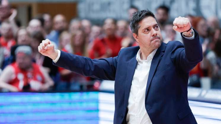 Im Bild: Head-Coach Sasa Filipovski (Wuerzburg Baskets) jubelt ueber den Sieg 21.05.2025,FIT-One Wuerzburg Baskets vs. Basketball Loewen Braunschweig, easyCredit BBL - Playoffs, 2. Spiel, Deutschland, 97070, tectake-Arena, Copyright: HMBxMedia xJulienxBecker