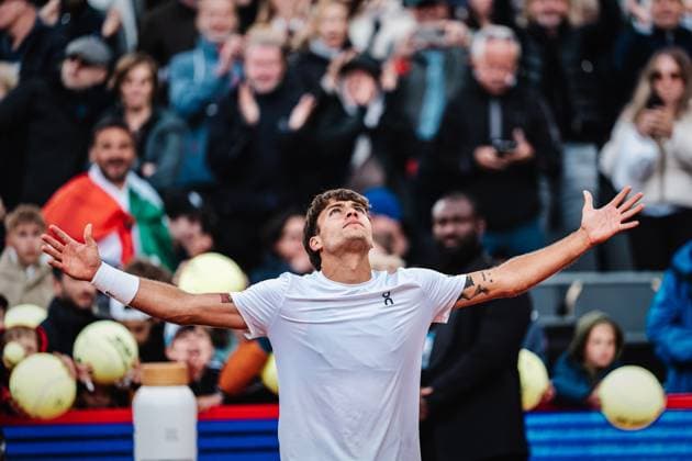 Sport Bilder des Tages Tennis Männer bitpanda Hamburg Open ATP, Tennis Herren 500 Tomas Etcheverry (ARG) vs. Flavio Cobolli (ITA) 23.05.2025 Flavio Cobolli gewinnt das Spiel und jubelt Hamburg Tennisstadion am Rothenbaum Hamburg Deutschland
