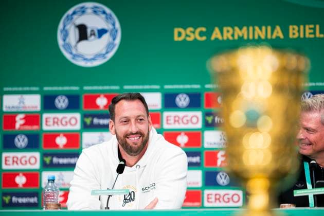 Sport Bilder des Tages 23.05.2025 - Pressekonferenz vor dem DFB-Pokalfinale in Berlin: Mitch Kniat (Trainer - Bielefeld) vor dem Spiel DSC Arminia Bielefeld gegen den VfB Stuttgart. Berlin Berlin Deutschland Olympiastadion
