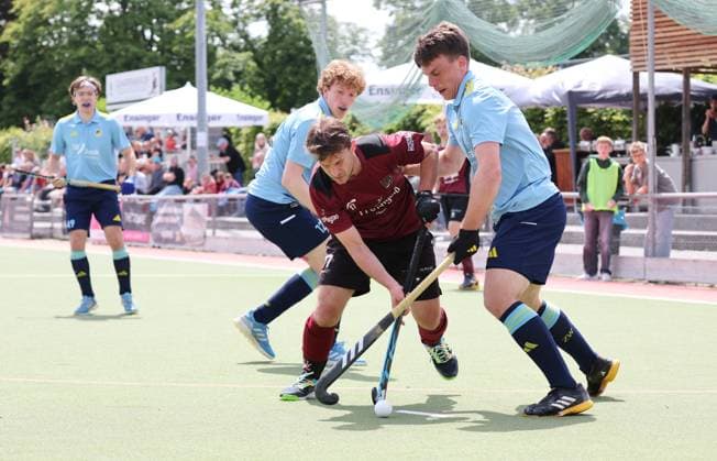 BAU 10.05.2025, Deutschland, Ludwigsburg, Hockey 2. Bundesliga, HC Ludwigsburg vs. Zehlendorfer Wespen, v.l. Luca Fiehler Zeh), Raphael Schmidt (HCL), Mark Kopper (Zeh)