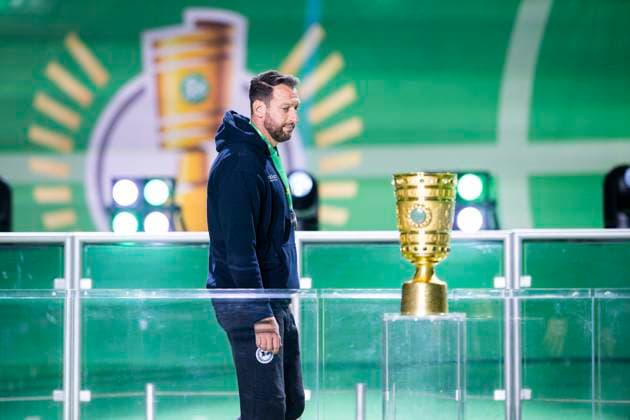 Sport Bilder des Tages 24.05.2025 - Pokalfinale 2025: DSC Arminia Bielefeld - VfB Stuttgart. Mitch, Michel Kniat (Trainer - Bielefeld) DFB REGULATIONS PROHIBIT ANY USE OF PHOTOGRAPHS AS IMAGE SEQUENCES AND OR QUASI-VIDEO. Berlin Berlin Deutschland Olympiastadion