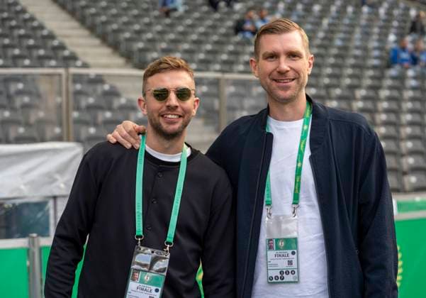 Christoph Kramer und Per Mertesacker (re.) DSC Arminia Bielefeld - VfB Stuttgart, 24.05.2025 Fussball, DFB Pokalfinale 2025, Olympiastadion, Berlin Wichtiger Hinweis: Gemäß den Vorgaben der DFL Deutsche Fussball Liga bzw. des DFB Deutscher Fussball-Bund ist es untersagt, in dem Stadion und oder vom Spiel angefertigte Fotoaufnahmen in Form von Sequenzbildern und oder videoähnlichen Fotostrecken zu verwerten bzw. verwerten zu lassen. Copyright: HMBxMedia xMarcoxBader