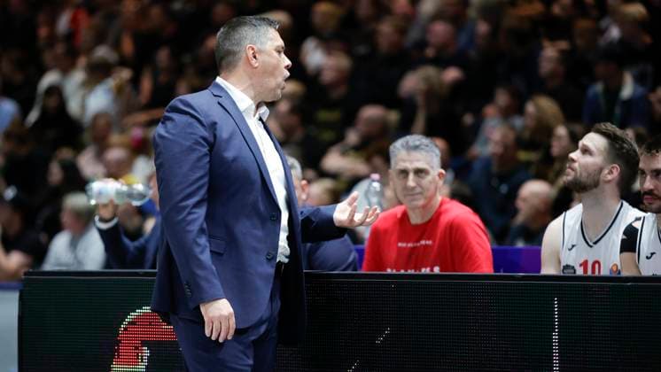 Im Bild: Head-Coach Sasa Filipovski (Wuerzburg Baskets) bespricht sich mit der Spielerbank 25.05.2025, Basketball Loewen Braunschweig vs. FIT-One Wuerzburg Baskets, easyCredit BBL-Playoffs, Viertelfinale, Spiel 3, Deutschland, 38100, Volkswagen Halle Braunschweig, Copyright: HMBxMedia xJulienxBecker