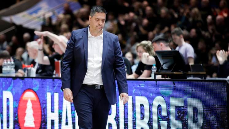 Im Bild: Head-Coach Sasa Filipovski (Wuerzburg Baskets), Enttaeuschung 25.05.2025, Basketball Loewen Braunschweig vs. FIT-One Wuerzburg Baskets, easyCredit BBL-Playoffs, Viertelfinale, Spiel 3, Deutschland, 38100, Volkswagen Halle Braunschweig, Copyright: HMBxMedia xJulienxBecker