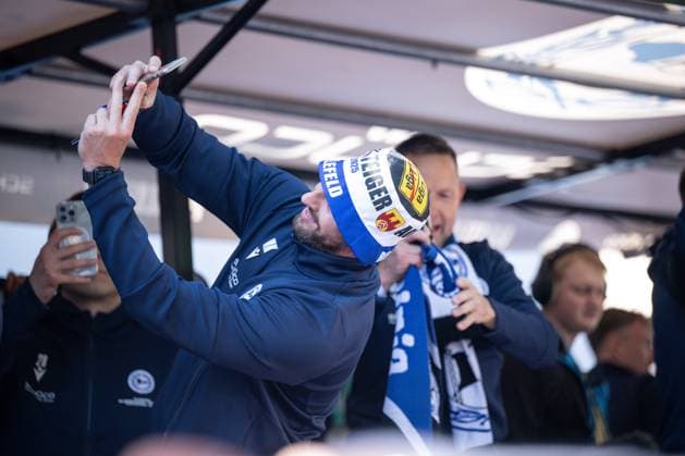 25.05.2025, Fussball, Meisterfeier 3.Liga, Saison 2024 2025, DSC Arminia Bielefeld feiert die Meisterschaft in der 3. Liga und den Aufstieg in die 2. Liga auf dem Balkon des Bielefelder Rathauses. Trainer Mitch Kniat (Arminia Bielefeld) macht Selfies mit den Fans, xRHR-FOTO TKx Copyright: RHR-FOTOx RHR-FOTO TK