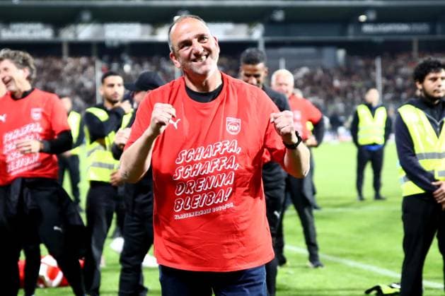 Sport Themen der Woche KW22 Bilder des Jahres 2025, Sport 05 Mai Sport Bilder des Tages 26.05.2025, xmohx, Fussball 1.Bundesliga Relegation, SV Elversberg - 1.FC Heidenheim v.l. Jubel, Freude über den Klassenerhalt bei Heidenheim Trainer Frank Schmidt (1.FC Heidenheim) (DFL DFB REGULATIONS PROHIBIT ANY USE OF PHOTOGRAPHS as IMAGE SEQUENCES and or QUASI-VIDEO) Elversberg