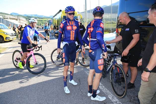 Giro d Italia 2025 UCI Cycling race - Stage 16 Pierre Teyssot MAXPPP ; 16th stage of the 108th Giro d Italia cycling race of 203kms from Piazzola sul Brenta to San Valentino on May 27, 2025. French Romain Bardet (PicNic) reaching is bus Pierre Teyssot Maxppp Mori Trentino Italy  Copyright: xMAXPPPxPierrexTeyssotx TPX29943 TPX29943