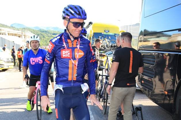 Giro d Italia 2025 UCI Cycling race - Stage 16 Pierre Teyssot MAXPPP ; 16th stage of the 108th Giro d Italia cycling race of 203kms from Piazzola sul Brenta to San Valentino on May 27, 2025. French Romain Bardet (PicNic) reaching is bus Pierre Teyssot Maxppp Mori Trentino Italy  Copyright: xMAXPPPxPierrexTeyssotx TPX29948 TPX29948