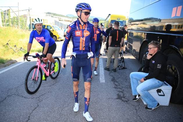 Giro d Italia 2025 UCI Cycling race - Stage 16 Pierre Teyssot MAXPPP ; 16th stage of the 108th Giro d Italia cycling race of 203kms from Piazzola sul Brenta to San Valentino on May 27, 2025. French Romain Bardet (PicNic) reaching is bus Pierre Teyssot Maxppp Mori Trentino Italy  Copyright: xMAXPPPxPierrexTeyssotx TPX29952 TPX29952