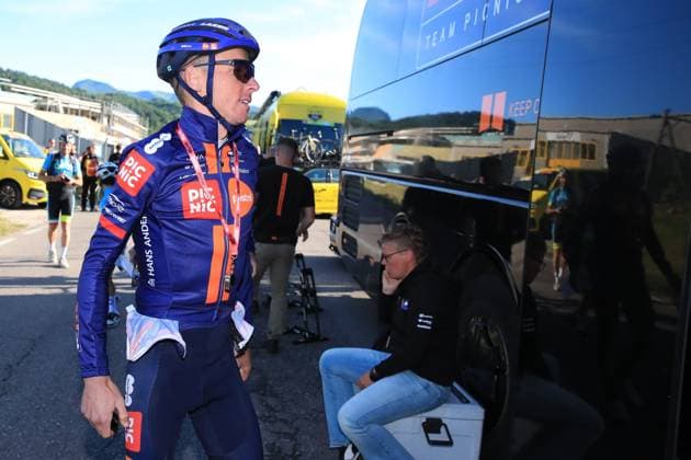 Giro d Italia 2025 UCI Cycling race - Stage 16 Pierre Teyssot MAXPPP ; 16th stage of the 108th Giro d Italia cycling race of 203kms from Piazzola sul Brenta to San Valentino on May 27, 2025. French Romain Bardet (PicNic) reaching is bus Pierre Teyssot Maxppp Mori Trentino Italy  Copyright: xMAXPPPxPierrexTeyssotx TPX29954 TPX29954