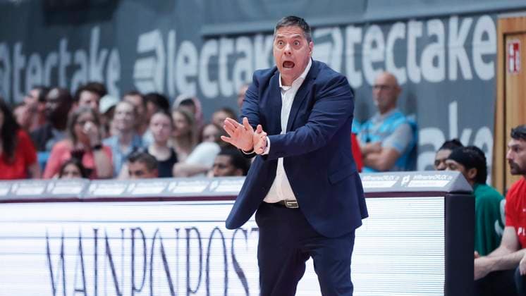 Im Bild: Head-Coach Sasa Filipovski (Wuerzburg Baskets) gibt seinen Spielern Anweisungen 27.05.2025,FIT-One Wuerzburg Baskets vs. Basketball Loewen Braunschweig, easyCredit BBL - Playoffs, 4. Spiel, Deutschland, Wuerzburg, tectake-Arena, Copyright: HMBxMedia xJulienxBecker