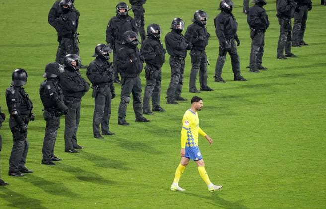 Sport Themen der Woche KW22 Bilder des Jahres 2025, Sport 05 Mai Sport Bilder des Tages Fabio Kaufmann (Eintracht Braunschweig) Fussball, Herren, Saison 2024 2025 Relegation, Eintracht Stadion, Eintracht Braunschweig gegen 1.FC Saarbruecken, Relegationsrueckspiel , 2-2 n.V. Damit ist Braunschweig weiterhin in der 2.Liga DFL REGULATIONS PROHIBIT ANY USE OF PHOTOGRAPHS AS IMAGE SEQUENCES AND OR QUASI-VIDEO.