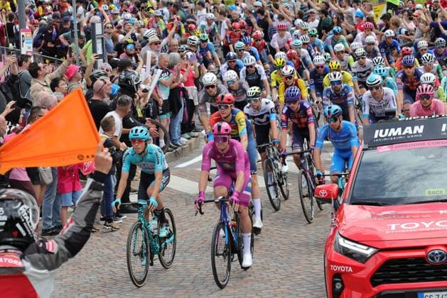 Giro d Italia 2025 UCI Cycling race - Stage 17 Pierre Teyssot MAXPPP ; 17th stage of the 108th Giro d Italia cycling race, 155kms from San Michele all Adige to Bormio in Italy, on May 28, 2025. Mads Pedersen (DEN) Lidl Trek and back Romain Bardet (FRA) TPP Pierre Teyssot Maxppp San Michele all Adige Trentino Italy  Copyright: xMAXPPPxPierrexTeyssotx TEP62152 TEP62152
