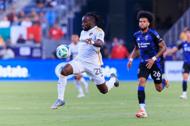 May 28, 2025, Carson, California, USA: Joseph Paintsil 28 of the LA Galaxy receives a pass from goalkeeper, Novak Micovic 1 during their regular season MLS, Fussball Herren, USA game against the San Jose Earthquakes on Wednesday May 28, 2025 at the Dignity Health Sports Park Stadium in Carson, California. ARIANA RUIZ PI Carson USA - ZUMAp124 20250528_zaa_p124_004 Copyright: xArianaxRuizx
