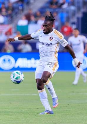 May 28, 2025, Carson, California, USA: Joseph Paintsil 28 of the LA Galaxy receives a pass from goalkeeper, Novak Micovic 1 during their regular season MLS, Fussball Herren, USA game against the San Jose Earthquakes on Wednesday May 28, 2025 at the Dignity Health Sports Park Stadium in Carson, California. ARIANA RUIZ PI Carson USA - ZUMAp124 20250528_zaa_p124_005 Copyright: xArianaxRuizx